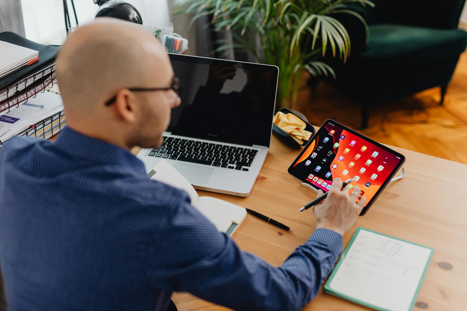 Arrêt Cass. soc., 13 novembre 2025, n° 24-14.322 : Télétravail médical — inviolabilité du domicile — Analyse employeur