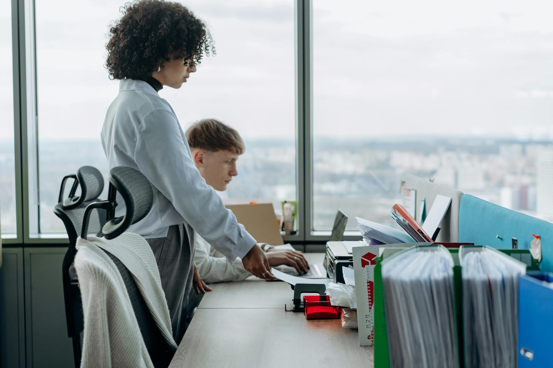 La paie des expatriés : détachement vs expatriation, couverture sociale